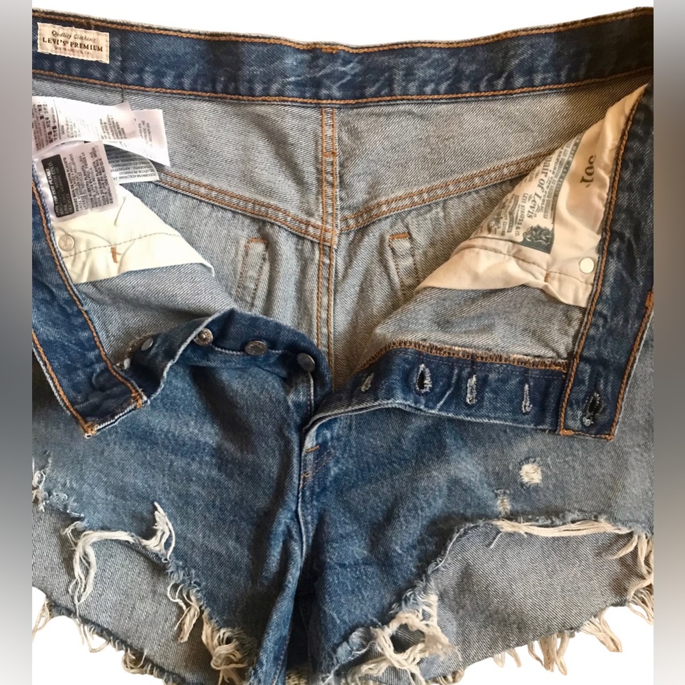 VINTAGE LEVIS 501 DISTRESSED DENIM JEAN SHORTS - Picture 5 of 8